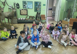 Przedszkolaki słuchają ciekawostek o życiu pszczół.