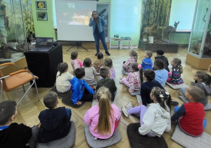 Dzieci słuchają ciekawostek o życiu pszczół.