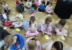 Przedszkolaki wykonują kwiat rzepaku.