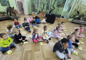 Przedszkolaki wykonują kwiat rzepaku.