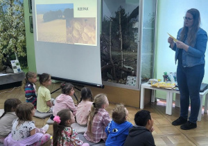 Dzieci słuchają ciekawostki o życiu pszczół