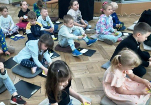Przedszkolaki wykonują kwiat rzepaku