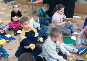 Dzieci prezentują wykonany kwiat rzepaku.