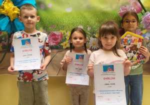 Dzieci z dyplomami i nagrodami
