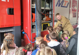 Przedszkolaki poznają sprzęr potrzebny do pracy strażaka