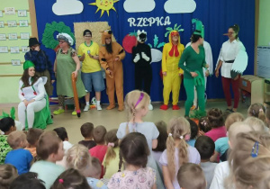 Żabka ucieka przed Bocianem