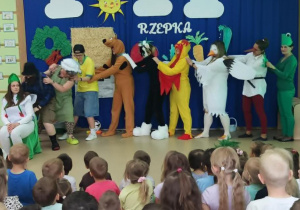 Żabka pomaga w wyciągnięciu Rzepki
