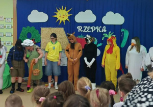 Babcia z Dziadkiem składają Dzieciom życzenia z okazji Ich święta