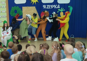Kurka pomaga wyciągnąć Rzepkę