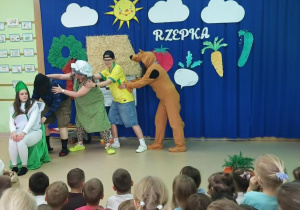 Mruczek przybiega na pomoc