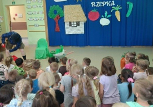 Dziadek sadzi Rzepkę