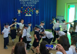 Polonez w wykonaniu dzieci z grupy Żabki.
