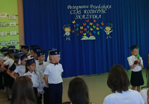 Dziewczynka wita przybyłych Gości.