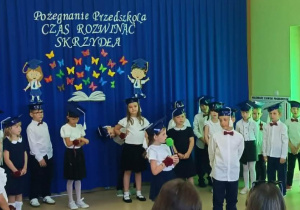Chłopiec z dziewczynką śpiewają piosenkę.
