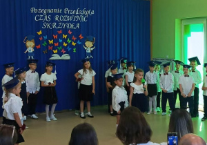 Dziewczynki z grupy Motylki żegnają Starszaków.