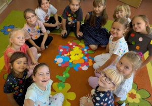 Kwiatek z kół utworzony przez dziewczynki z grupy Wiewiórki.