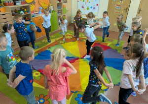 Zabawa muzyczno-ruchowa Chusta to kropka.