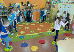 Wiewiórki wykonują zakodowane na kropkach zadania.