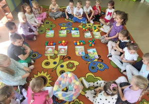 Przedszkolaki określają kolejność zdarzeń w opowiadaniu