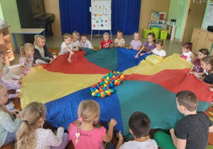 Zabawa z chustą animacyjną.