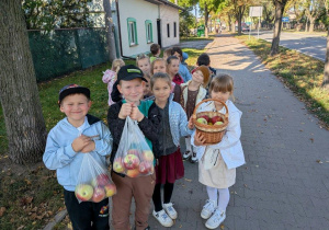 Wiewiórki z jabłkowymi zakupami.