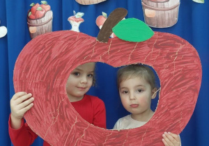 Dziewczynki w jabłkowej fotobudce.