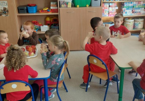 Dzieci degustują zrobiony sok jabłkowy.