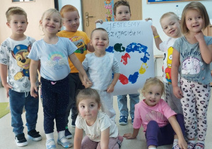 Rybki z plakatem Przyjaznej grupy.