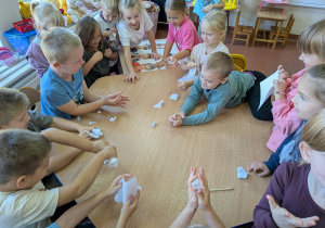 "Słowa i czyny,które ranią"-zabawa z kartką papieru
