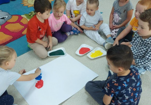 Rybki odbijają dłonie na plakacie Przyjaznej grupy.