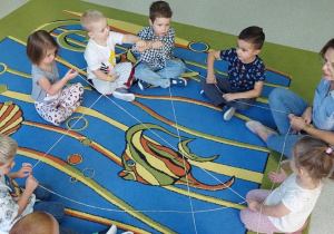 Rybki tworzą nić Przyjaźni.