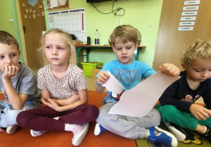 "Słowa i czyny,które ranią"-zabawa z kartką papieru