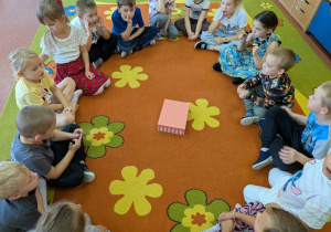 Wiewiórki rozważają czy prezent to ważna rzecz.