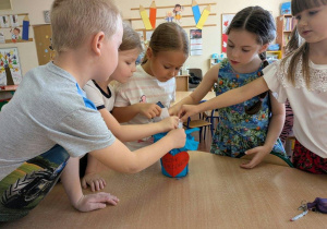 Dzieci wypełniają słoik życzliwości swoimi pomysłami.