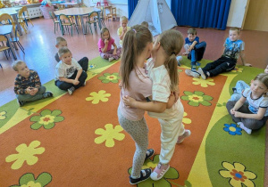 Dziewczynki biorą udział w scence dramowej.