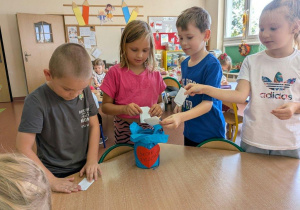 Wiewiórki wypełniają słoik życzliwości swoimi pomysłami.