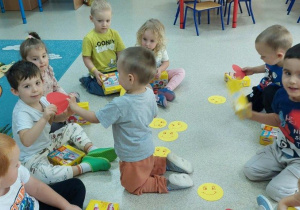 Chłopiec wręcza koledze serduszko.