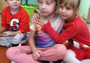 Zabawa"Podaj uścisk dalej".