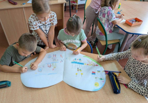 Dzieci wykonują rysunki empatii.