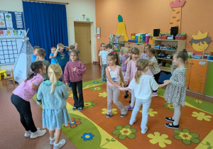Wiewiórki uczestniczą w zabawie Emocjonalny taniec.