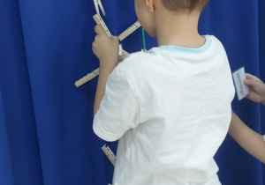 Chłopiec zawiesza swój znaczek pod wybraną emocją.
