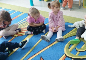 Chłopiec przytula misia,żeby go pocieszyć.