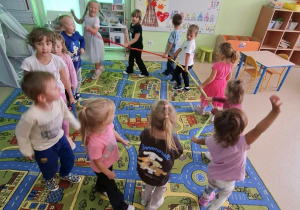 Zabawa z gumą animacyjną do piosenki o emocjach.