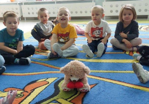 Rybki słuchają bajki terapeutycznej"Smutny miś".