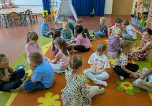 Dzieci odwzorowują swoje miny.