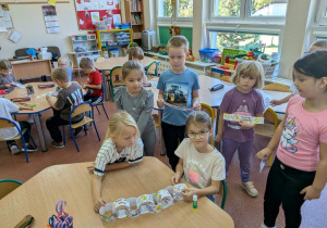 Dziewczynka klei Łańcuch przyjaźni.