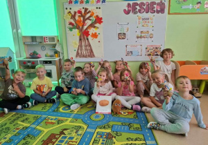 Dzieci prezentują wykonane przez siebie ludziki z ziemniaków.