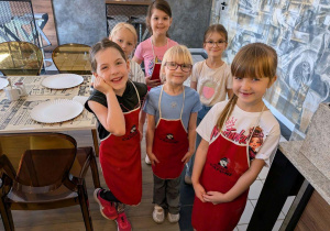 Dziewczynki czekają na swoją kolej.