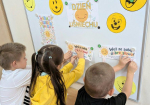 Dzieci odrywają dobre słowo żeby obdarować nim wybraną osobę.