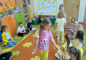 Dziewczynki przekazują dobre słowo wybranym osobom.